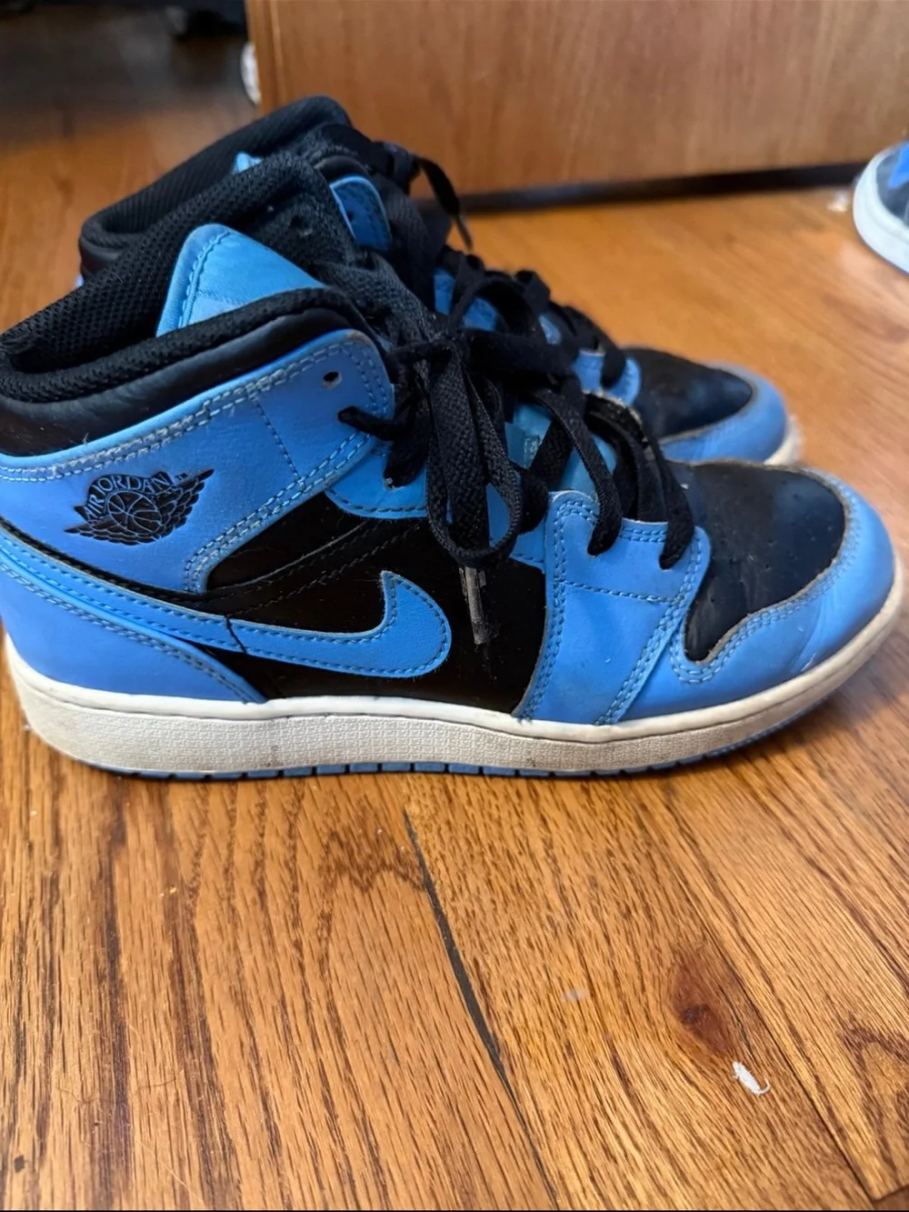 Jordan Kids Mid-Top Sneakers in Black and Blue